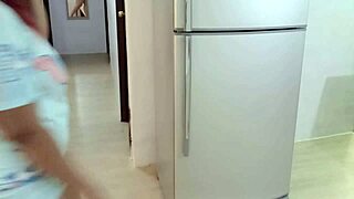 Asalto en la nevera madrastra culona es follada sorpresivamente mientras revisaba su nevera