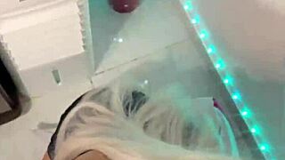 feiti�o de desejo a bruxa loira hipnotiza com seu boquete profundo de halloween