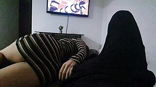 mi madrastra sexy me invita a ver una pelicula en su cuarto y se pone muy caliente
