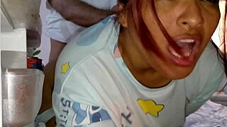 Asalto en la nevera madrastra culona es follada sorpresivamente mientras revisaba su nevera