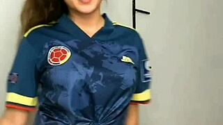 Chica hace un baile sensual para la webcam