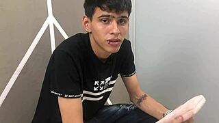 Mi Sexi Hermanastra Pequeña Me Pide Ayuda