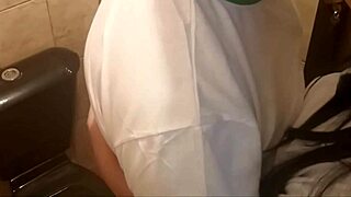 colegiala casero culeando en el baño con mi compañera con el uniforme de educación física puesto