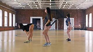 she twerks her sexy dance for you