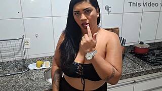 sainha de couro e creampie na cozinha