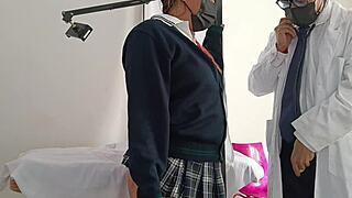 doctor que esta haciendo ginecolog pervertido mira lo que le hizo a la chica