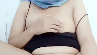 Aku menikmati permainan masturbasi menggunakan timun dengan penuh semangat