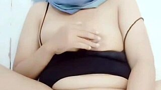 Aku menikmati permainan masturbasi menggunakan timun dengan penuh semangat