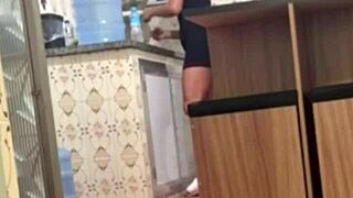 belinha hotwife se exibindo em dose dupla seduziu o entregador e depois o moto uber ganhou duas gozadas na boquinha